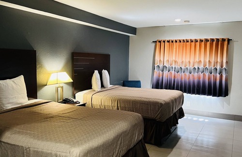 North Shore Hotel | Cozy Regency Inn & Suites: Child-Friendly with Breakfast