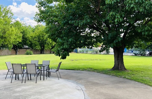 North Shore Hotel | Cozy Regency Inn & Suites: Child-Friendly with Breakfast
