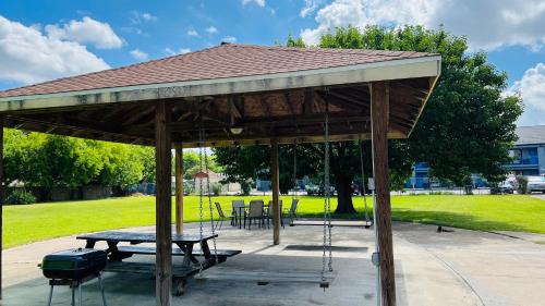 North Shore Hotel | Affordable Family Stay at Regency Inn & Suites