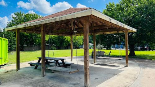 North Shore Hotel | Affordable Family Stay at Regency Inn & Suites
