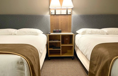 Eddyville Hotel | Inviting Regency Inn: Pool, Restaurant & Breakfast Included