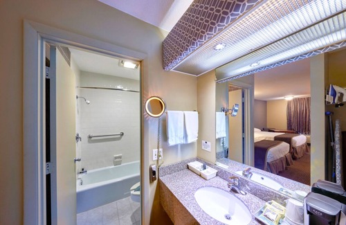 Eddyville Hotel | Inviting Regency Inn: Pool, Restaurant & Breakfast Included