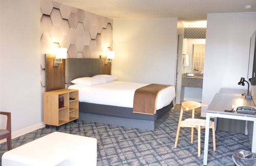 Eddyville Hotel | Inviting Regency Inn: Pool, Restaurant & Breakfast Included
