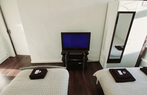 Burnley House | Cozy Regent Guest House in Burnley with Family-Friendly Amenities