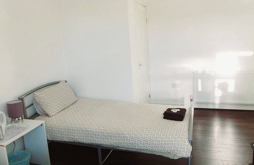 Burnley House | Cozy Regent Guest House in Burnley with Family-Friendly Amenities