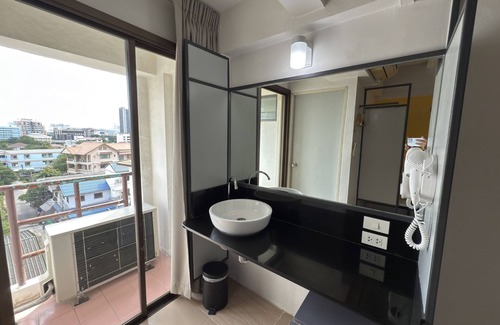 Nonthaburi Hotel | Comfort at Regent Ngamwongwan: Family-Friendly Getaway