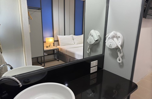 Nonthaburi Hotel | Comfort at Regent Ngamwongwan: Family-Friendly Getaway