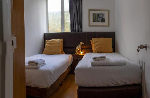 Euston House | Spacious 4-Bed House in London - Pet & Child Friendly Stay