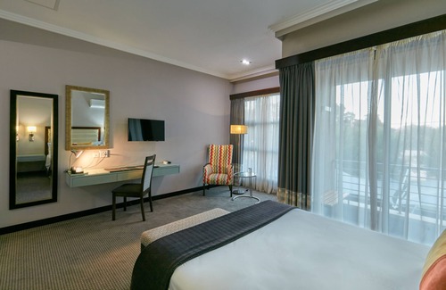 Gaborone Hotel | Regent Select Hotel: Family-Friendly Getaway with Pool