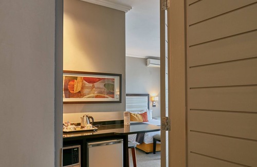 Gaborone Hotel | Regent Select Hotel: Family-Friendly Getaway with Pool