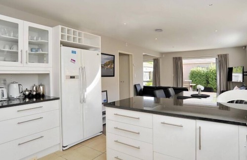 Riccarton House | Regents Villa B: Stylish Home with Breakfast & Family Amenities