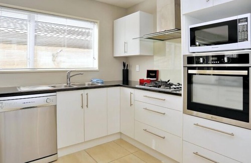 Riccarton House | Regents Villa B: Stylish Home with Breakfast & Family Amenities