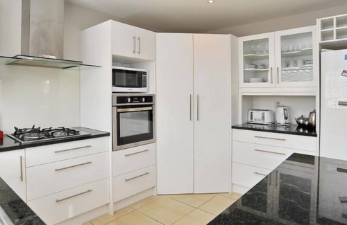 Riccarton House | Regents Villa B: Stylish Home with Breakfast & Family Amenities