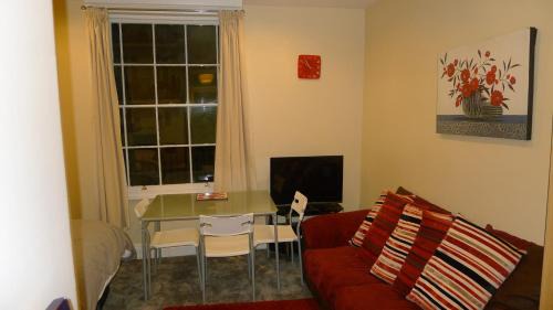 Leamington Spa Apartment | Discover Regents Street Studios: Family-Friendly Retreat