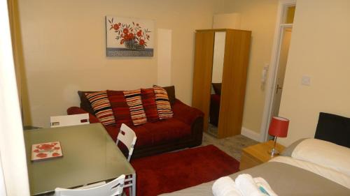 Leamington Spa Apartment | Discover Regents Street Studios: Family-Friendly Retreat