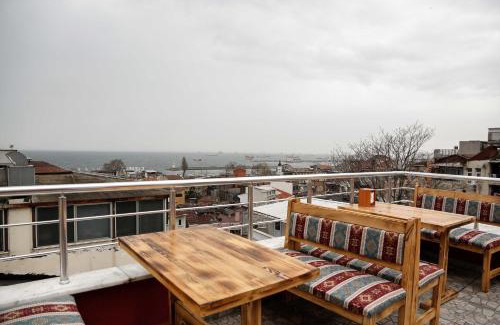 Emin Sinan Apartment | Kid-Friendly Reggae Apart Hotel with High Guest Ratings