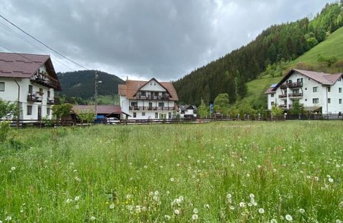 Moeciu de Sus House | Stunning Regina Munților: Oceanfront Family Getaway