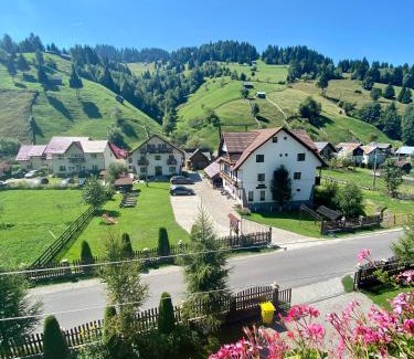 Moeciu de Sus House | Stunning Regina Munților: Oceanfront Family Getaway