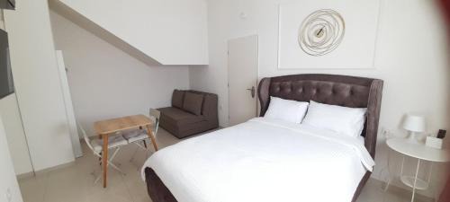 Or Akiva House | Family-Friendly Regina's Place with Exceptional 9.3 Rating