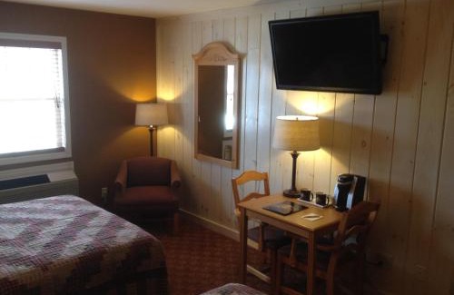 Blue Ridge Cabin | Budget-Friendly Reid Ridge Lodge with Wheelchair Access