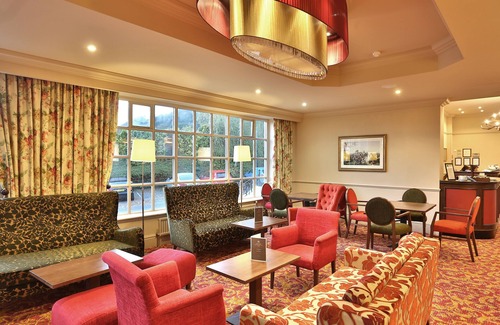Reigate Hotel | Inviting Reigate Manor: Family-Friendly with Delicious Dining