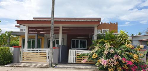Sichon House | Cozy Reindeer Beach House with Family-Friendly Amenities