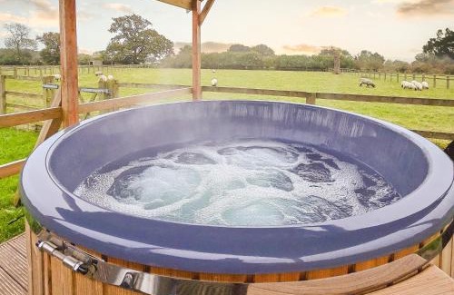 Rugeley Ski Chalet | Pet-Friendly Reindeer Lodge: Perfect for Families and Pets