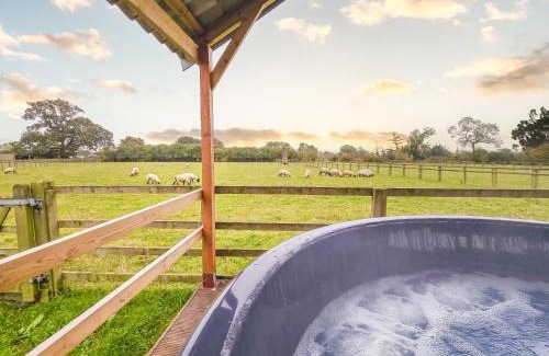 Rugeley Ski Chalet | Pet-Friendly Reindeer Lodge: Perfect for Families and Pets