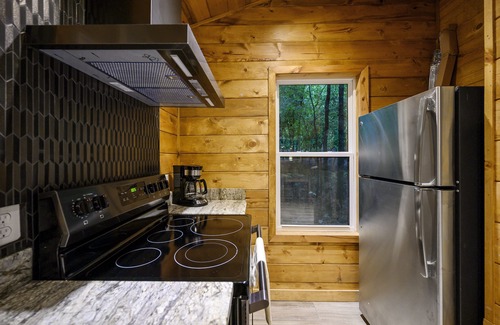 Broken Bow Apartment | Cozy Reindeer Shack with Hot Tub & Scenic Lake Views
