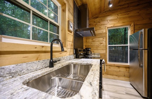 Broken Bow Apartment | Cozy Reindeer Shack with Hot Tub & Scenic Lake Views