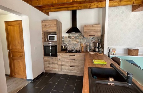 Arry House | Reinette: Cozy Country Retreat for 6 with Breakfast