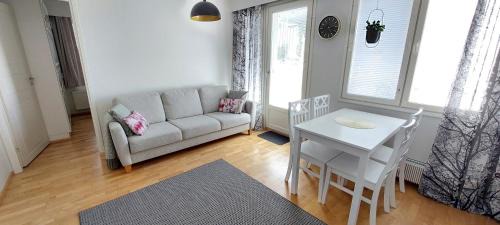 Raahe Apartment | Reissupesä: 4-Star Comfort with Hot Tub & Breakfast Included