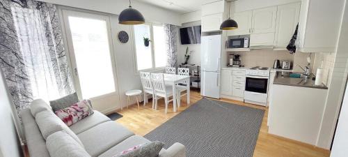 Raahe Apartment | Reissupesä: 4-Star Comfort with Hot Tub & Breakfast Included