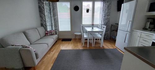 Raahe Apartment | Reissupesä: 4-Star Comfort with Hot Tub & Breakfast Included