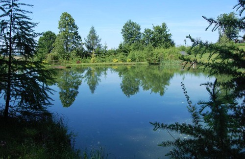 Bystrice nad Pernstejnem Cabin | Oceanfront Retreat: Rekreační chata Karasín Awaits You