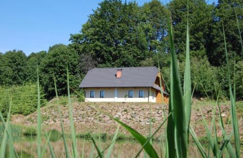 Bystrice nad Pernstejnem Cabin | Oceanfront Retreat: Rekreační chata Karasín Awaits You