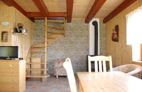 Bystrice nad Pernstejnem Cabin | Oceanfront Retreat: Rekreační chata Karasín Awaits You