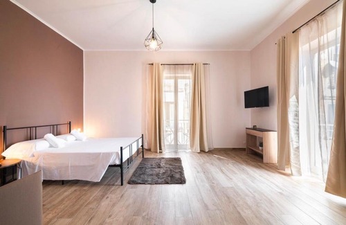Quartieri Spagnoli Apartment | Premier Relais Borbonico Apartment: Family-Friendly Retreat