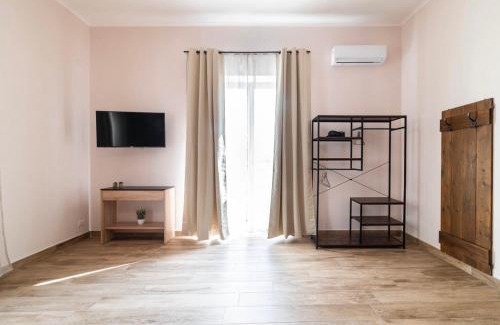 Quartieri Spagnoli Apartment | Premier Relais Borbonico Apartment: Family-Friendly Retreat