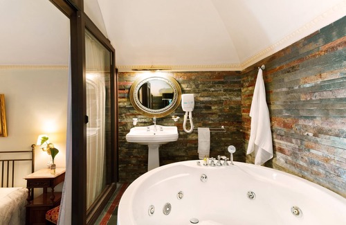 Montallegro House | Relax at Relais Briuccia with Hot Tub & Family Dining