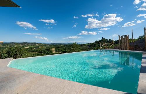 Monteu Roero House | Relax at Relais Casa Clara with Oceanfront Pool & Spa