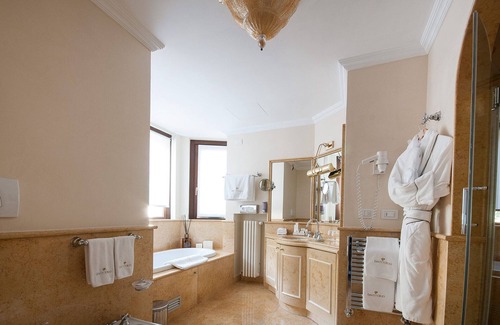 Brusaporto Hotel | Elegant Relais Chateaux Da Vittorio: 5-Star Excellence