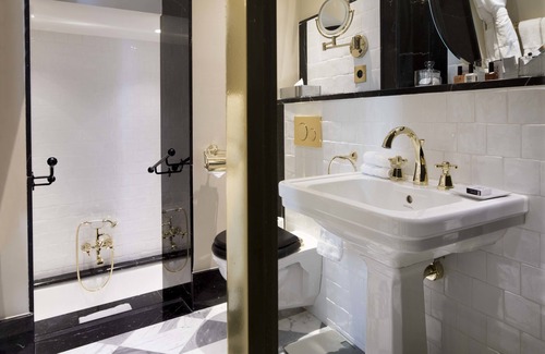 Quartier de la Monnaie Hotel | Elegant Relais Christine: 5-Star Retreat with Spa & Breakfast