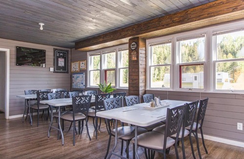 Lac-Casault Hotel | Elegant Stay at Relais de la Cache with Breakfast Included