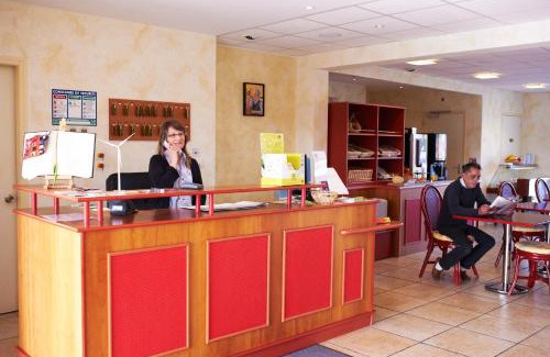 Nort-sur-Erdre Hotel | Pet-Friendly Retreat at Relais De La Grange with Breakfast