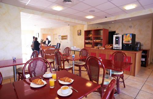 Nort-sur-Erdre Hotel | Pet-Friendly Retreat at Relais De La Grange with Breakfast