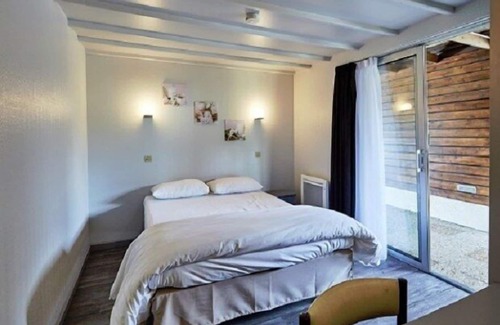 Saint-Vigor-le-Grand Hotel | Relax at Relais des 3 Pommes with Pool and Breakfast