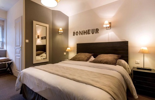 Meyssac Hotel | Relaxing Stay at Relais du Quercy with Pool and Dining