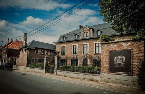 Frasnes-lez-Buissenal Bed & Breakfast | Relax at Relais M B&B with Oceanfront Pool & Dining