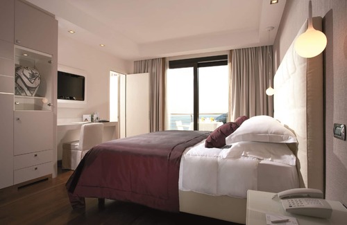 Raito Hotel | Elegant Relais Paradiso: 5-Star Poolside Retreat